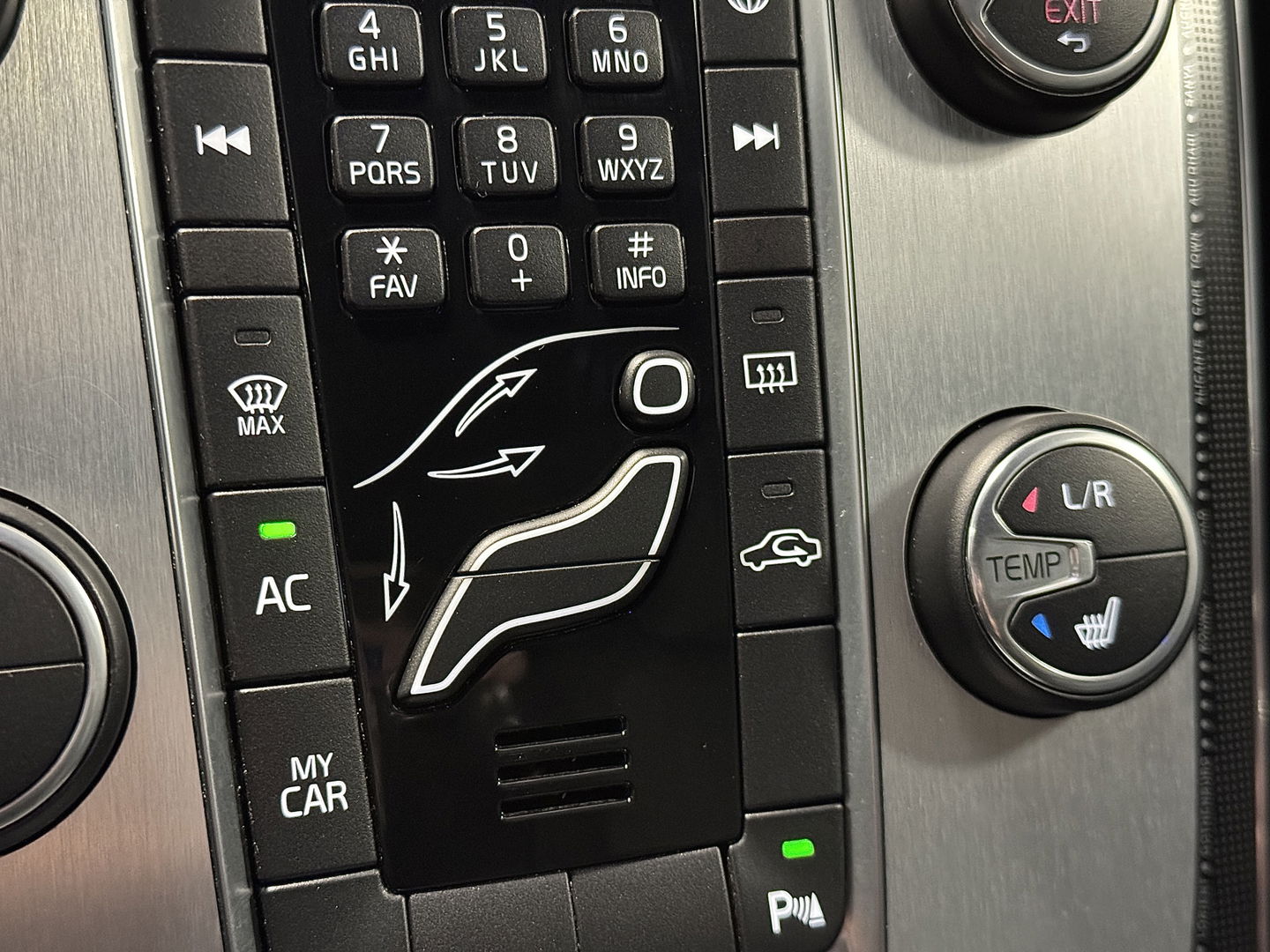 Volvo V40 1.6 T3 Ocean Race | 150 PK | Leder | Camera | Achterbankverwarming | Navigatie | Stoelverwarming | 17" Lichtmetaal | Airconditioning | Xenon | Isofix | LED | Parkeersensoren |