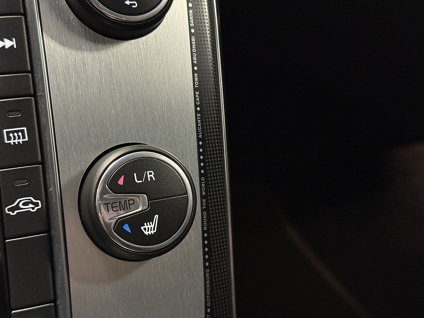 Volvo V40 1.6 T3 Ocean Race | 150 PK | Leder | Camera | Achterbankverwarming | Navigatie | Stoelverwarming | 17" Lichtmetaal | Airconditioning | Xenon | Isofix | LED | Parkeersensoren |