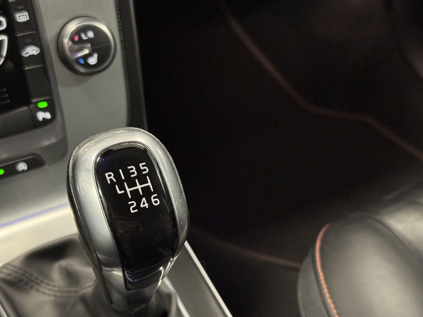 Volvo V40 1.6 T3 Ocean Race | 150 PK | Leder | Camera | Achterbankverwarming | Navigatie | Stoelverwarming | 17" Lichtmetaal | Airconditioning | Xenon | Isofix | LED | Parkeersensoren |