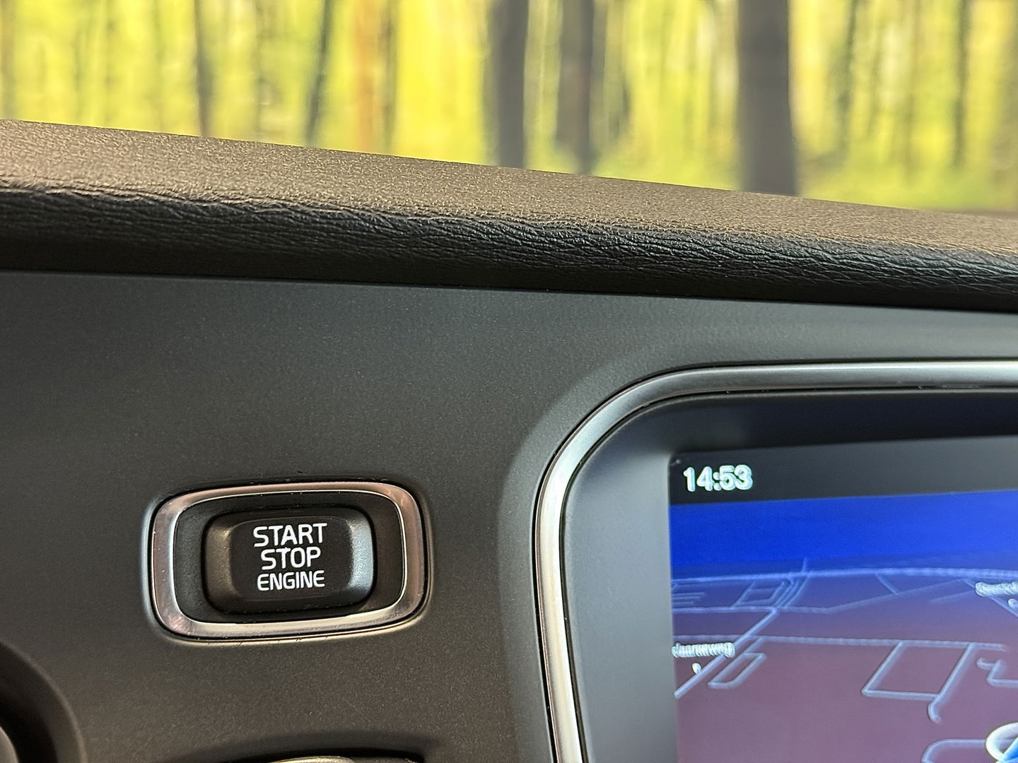 Volvo V40 1.6 T3 Ocean Race | 150 PK | Leder | Camera | Achterbankverwarming | Navigatie | Stoelverwarming | 17" Lichtmetaal | Airconditioning | Xenon | Isofix | LED | Parkeersensoren |