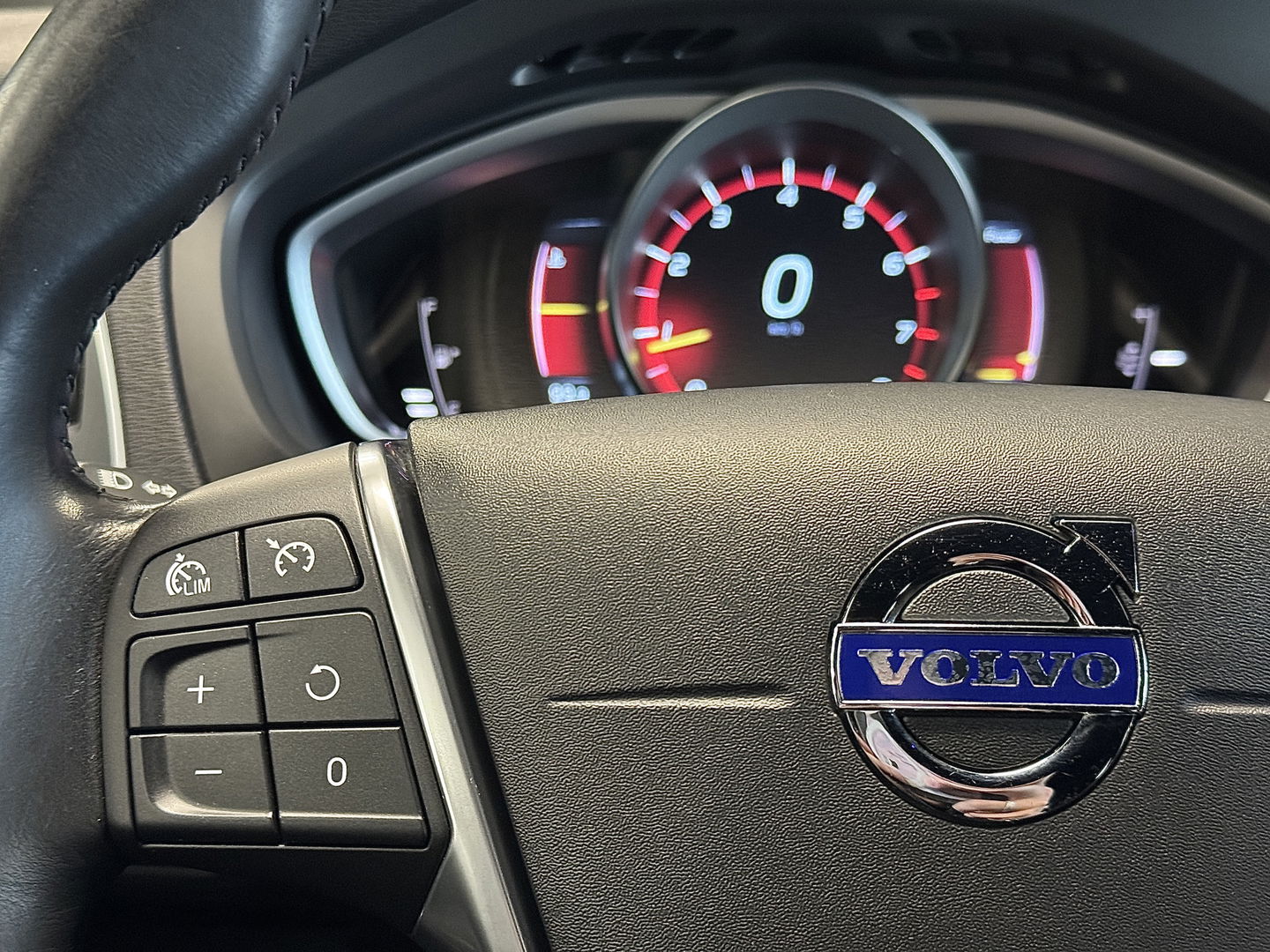 Volvo V40 1.6 T3 Ocean Race | 150 PK | Leder | Camera | Achterbankverwarming | Navigatie | Stoelverwarming | 17" Lichtmetaal | Airconditioning | Xenon | Isofix | LED | Parkeersensoren |