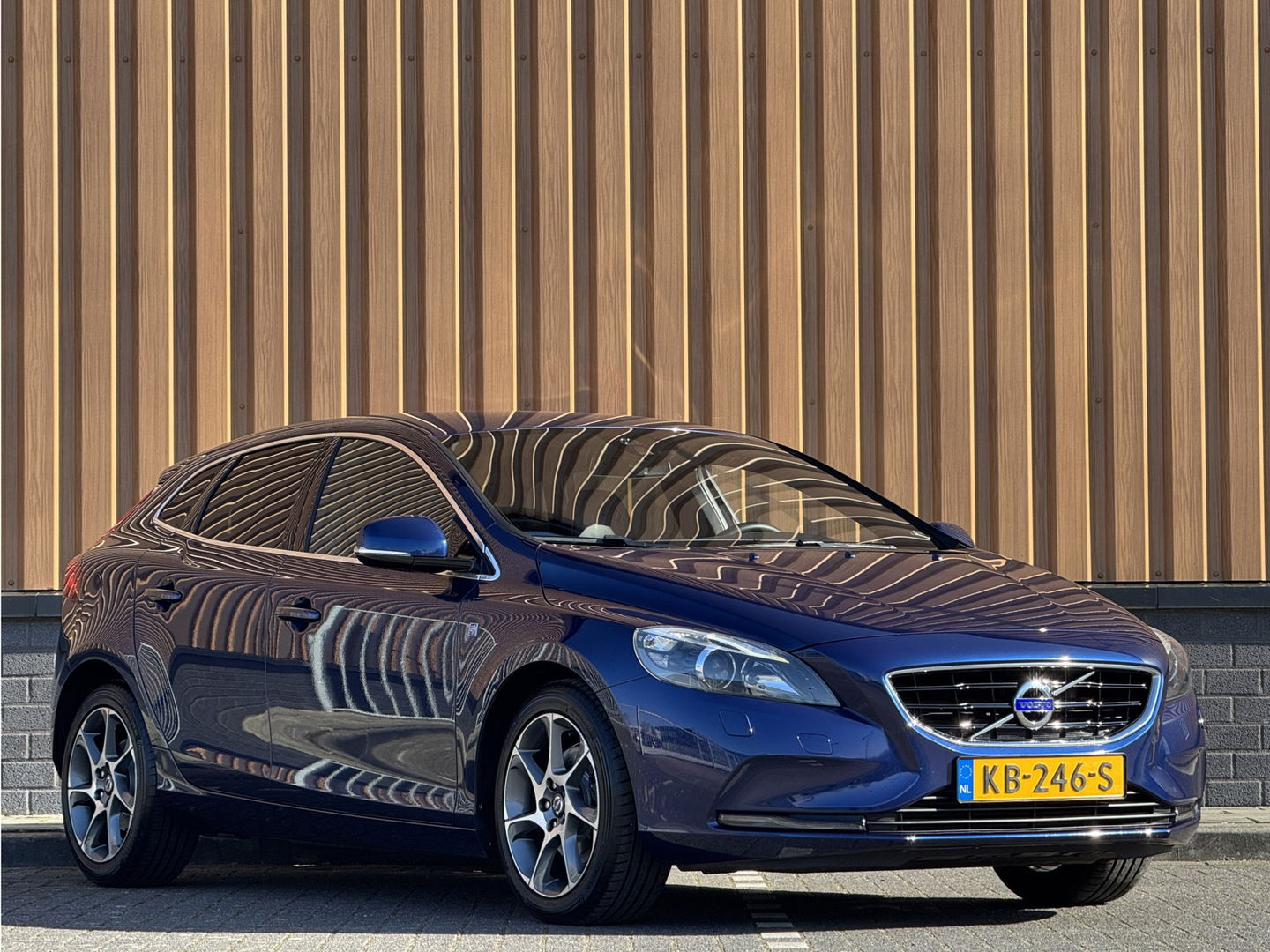 Volvo V40 1.6 T3 Ocean Race | 150 PK | Leder | Camera | Achterbankverwarming | Navigatie | Stoelverwarming | 17" Lichtmetaal | Airconditioning | Xenon | Isofix | LED | Parkeersensoren |
