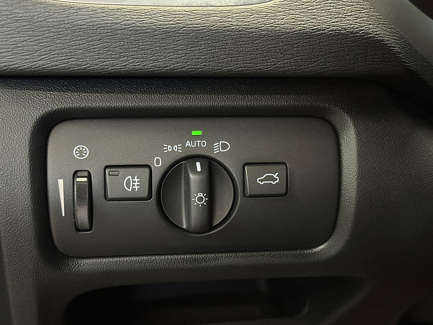 Volvo V40 1.6 T3 Ocean Race | 150 PK | Leder | Camera | Achterbankverwarming | Navigatie | Stoelverwarming | 17" Lichtmetaal | Airconditioning | Xenon | Isofix | LED | Parkeersensoren |