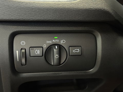 Volvo V40 1.6 T3 Ocean Race | 150 PK | Leder | Camera | Achterbankverwarming | Navigatie | Stoelverwarming | 17" Lichtmetaal | Airconditioning | Xenon | Isofix | LED | Parkeersensoren |