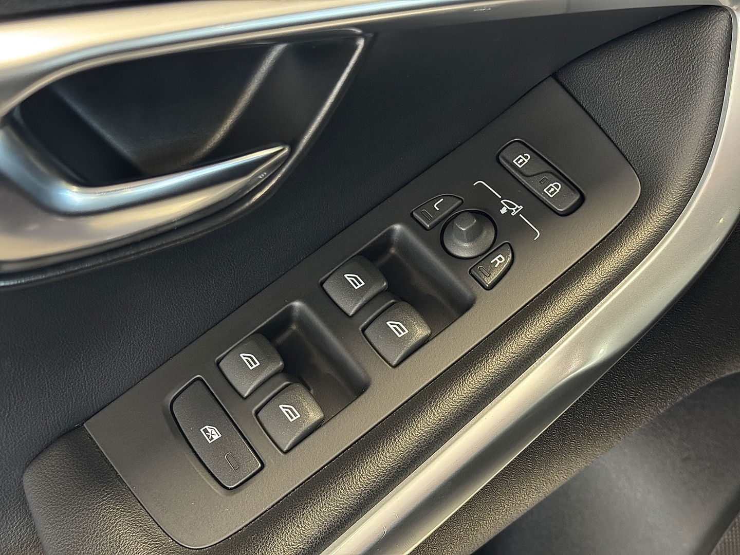 Volvo V40 1.6 T3 Ocean Race | 150 PK | Leder | Camera | Achterbankverwarming | Navigatie | Stoelverwarming | 17" Lichtmetaal | Airconditioning | Xenon | Isofix | LED | Parkeersensoren |