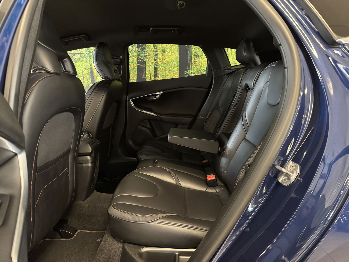 Volvo V40 1.6 T3 Ocean Race | 150 PK | Leder | Camera | Achterbankverwarming | Navigatie | Stoelverwarming | 17" Lichtmetaal | Airconditioning | Xenon | Isofix | LED | Parkeersensoren |