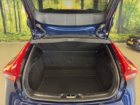 Volvo V40 1.6 T3 Ocean Race | 150 PK | Leder | Camera | Achterbankverwarming | Navigatie | Stoelverwarming | 17" Lichtmetaal | Airconditioning | Xenon | Isofix | LED | Parkeersensoren |