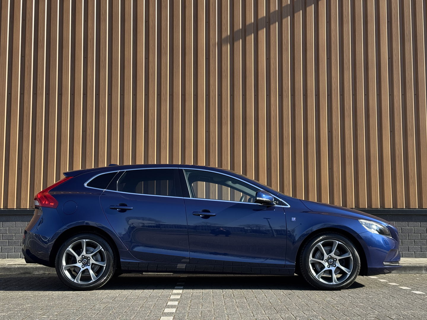 Volvo V40 1.6 T3 Ocean Race | 150 PK | Leder | Camera | Achterbankverwarming | Navigatie | Stoelverwarming | 17" Lichtmetaal | Airconditioning | Xenon | Isofix | LED | Parkeersensoren |