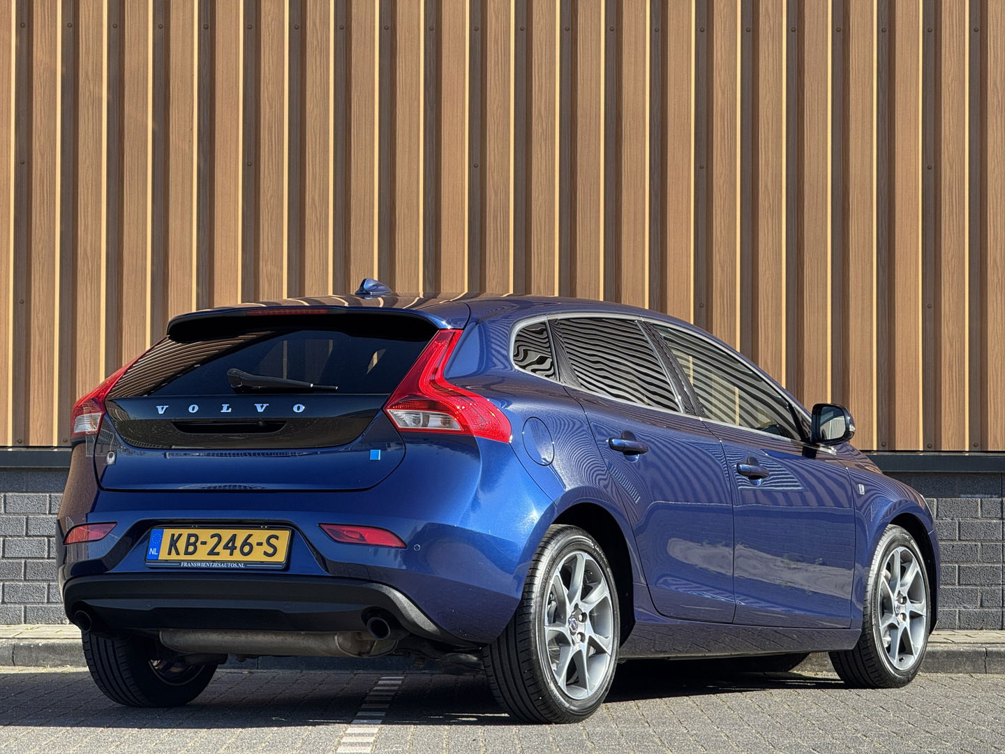 Volvo V40 1.6 T3 Ocean Race | 150 PK | Leder | Camera | Achterbankverwarming | Navigatie | Stoelverwarming | 17" Lichtmetaal | Airconditioning | Xenon | Isofix | LED | Parkeersensoren |