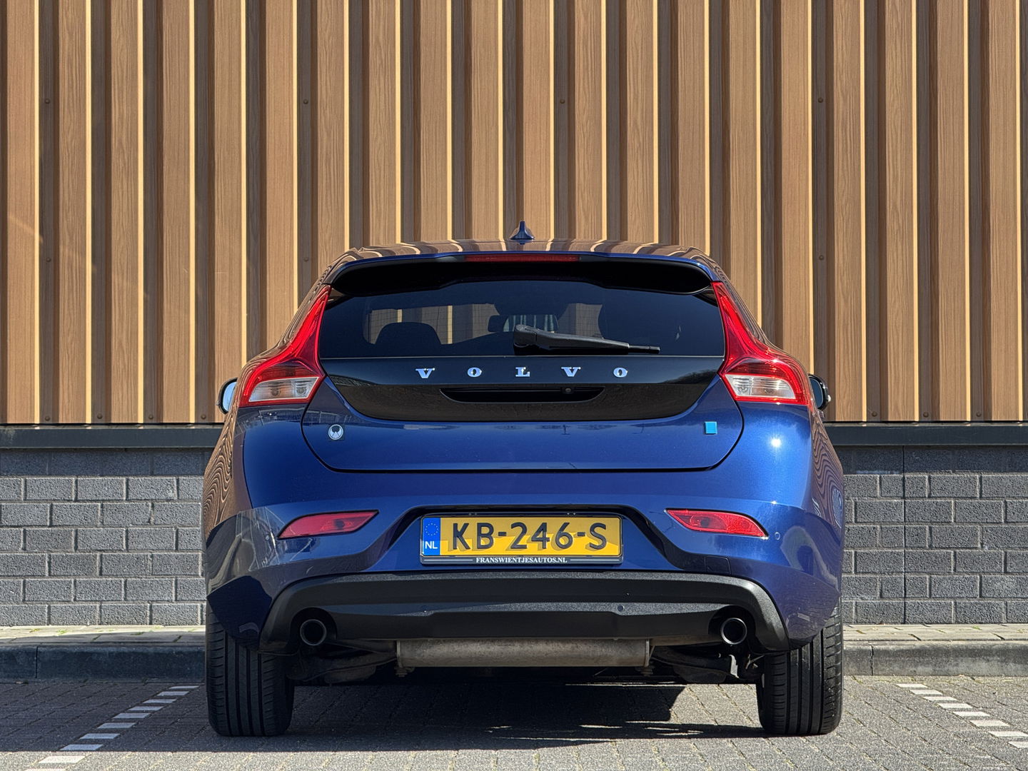 Volvo V40 1.6 T3 Ocean Race | 150 PK | Leder | Camera | Achterbankverwarming | Navigatie | Stoelverwarming | 17" Lichtmetaal | Airconditioning | Xenon | Isofix | LED | Parkeersensoren |