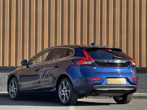 Volvo V40 1.6 T3 Ocean Race | 150 PK | Leder | Camera | Achterbankverwarming | Navigatie | Stoelverwarming | 17" Lichtmetaal | Airconditioning | Xenon | Isofix | LED | Parkeersensoren |