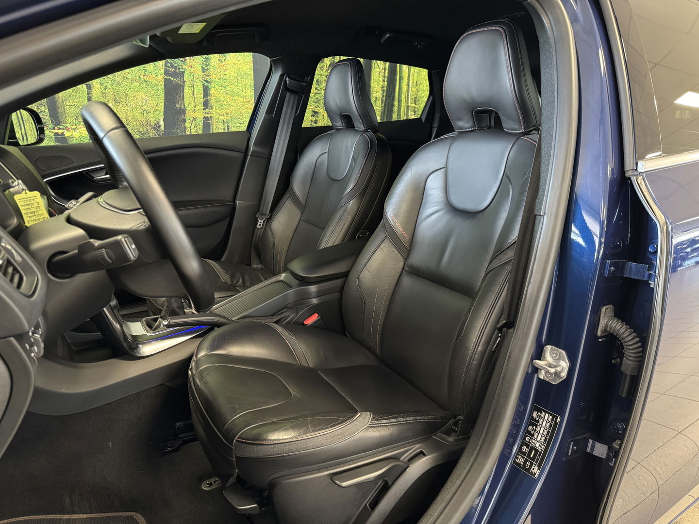 Volvo V40 1.6 T3 Ocean Race | 150 PK | Leder | Camera | Achterbankverwarming | Navigatie | Stoelverwarming | 17" Lichtmetaal | Airconditioning | Xenon | Isofix | LED | Parkeersensoren |