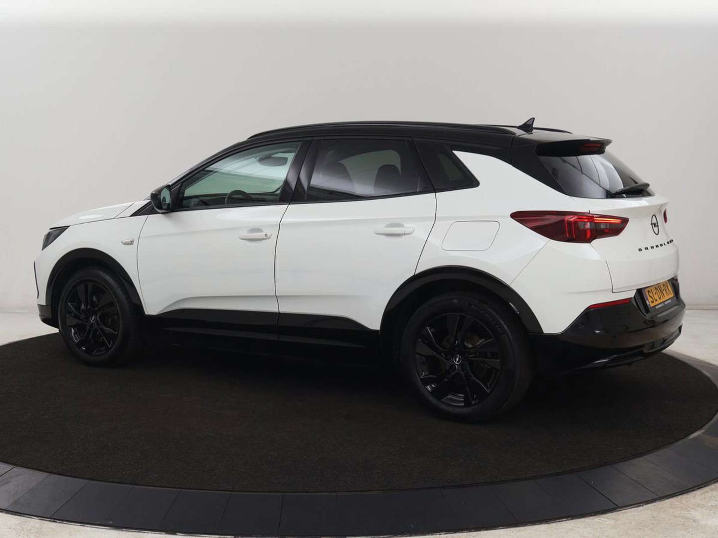Opel Grandland X 1.6 Turbo Hybrid Business Executive | SOH 95% | Stoelverwarming | Adaptive cruise | Camera | Carplay | Stuurverwarming | Navigatie | PHEV | Plug In