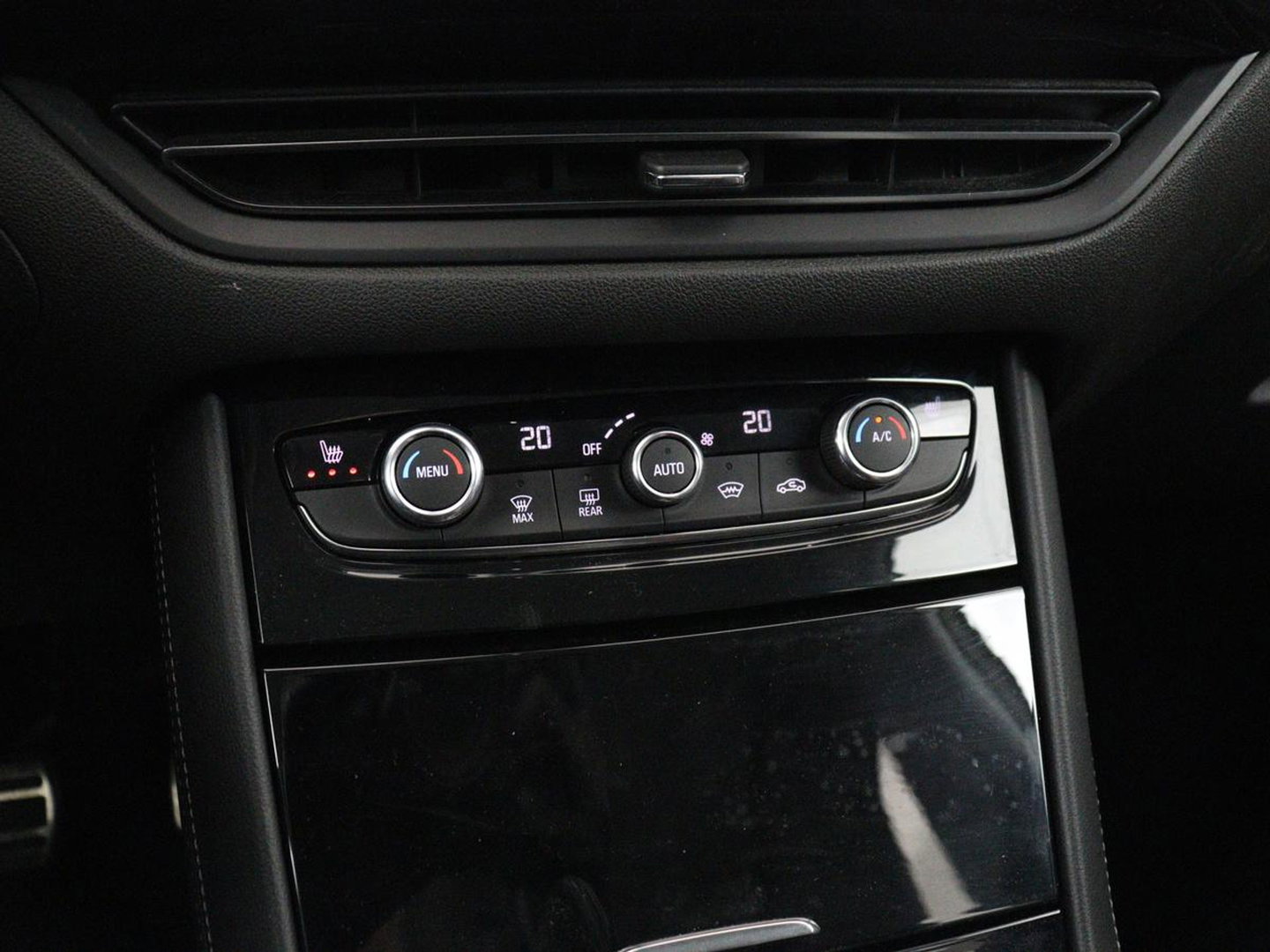 Opel Grandland X 1.6 Turbo Hybrid Business Executive | SOH 95% | Stoelverwarming | Adaptive cruise | Camera | Carplay | Stuurverwarming | Navigatie | PHEV | Plug In