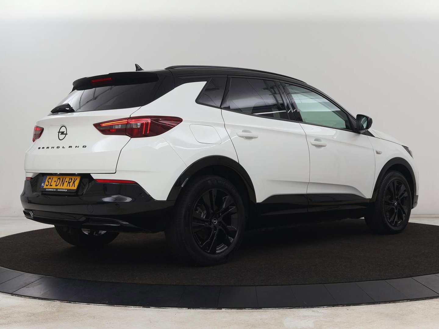 Opel Grandland X 1.6 Turbo Hybrid Business Executive | SOH 95% | Stoelverwarming | Adaptive cruise | Camera | Carplay | Stuurverwarming | Navigatie | PHEV | Plug In