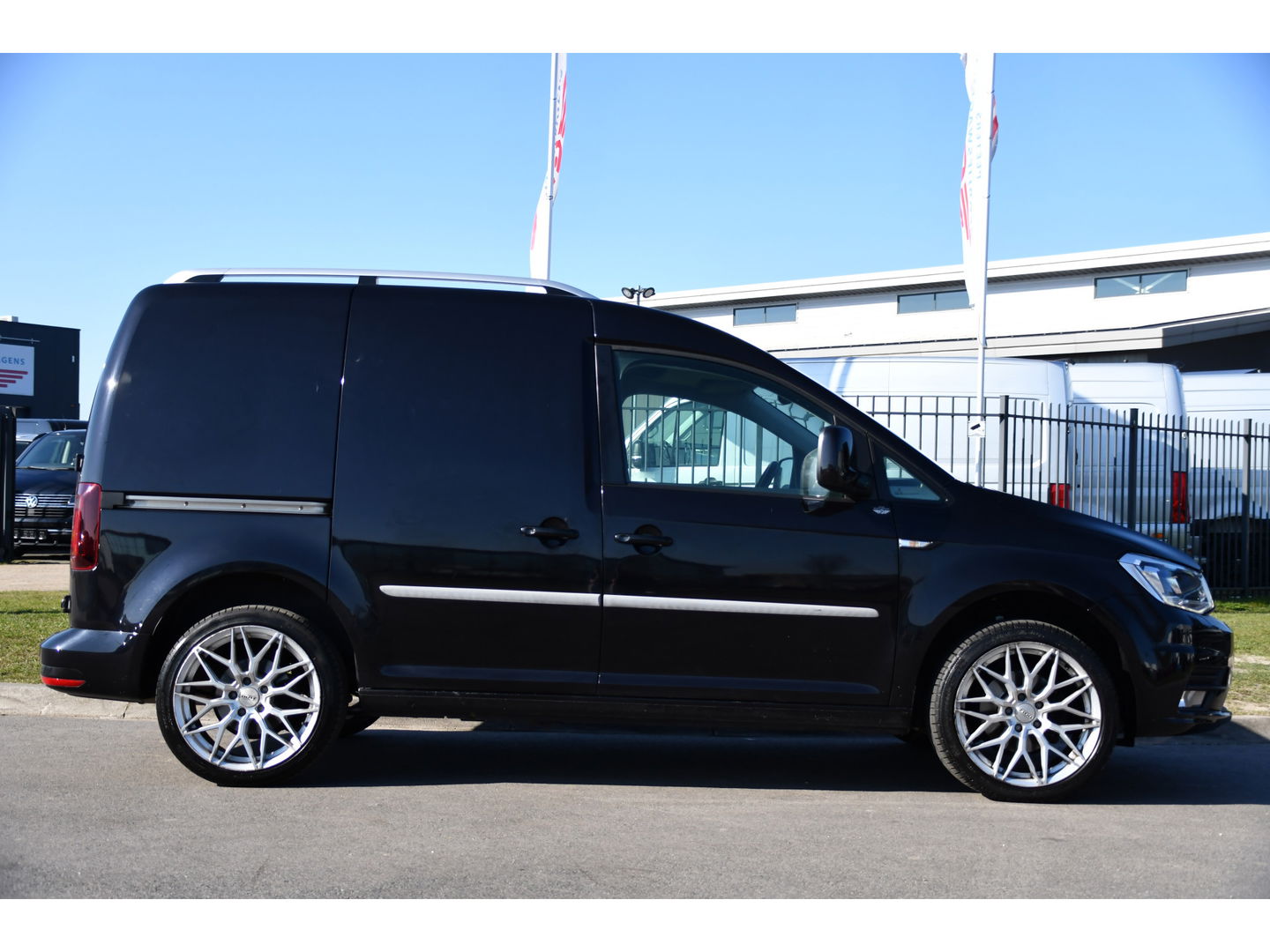 Volkswagen Caddy 2.0 TDI L1H1 Highline Black Edition Adaptieve Cruise, Carplay, 150pk, Automaat, LED, Stoelverwarming, Leder, Multimedia, Voorruit verwarming, Uniek!