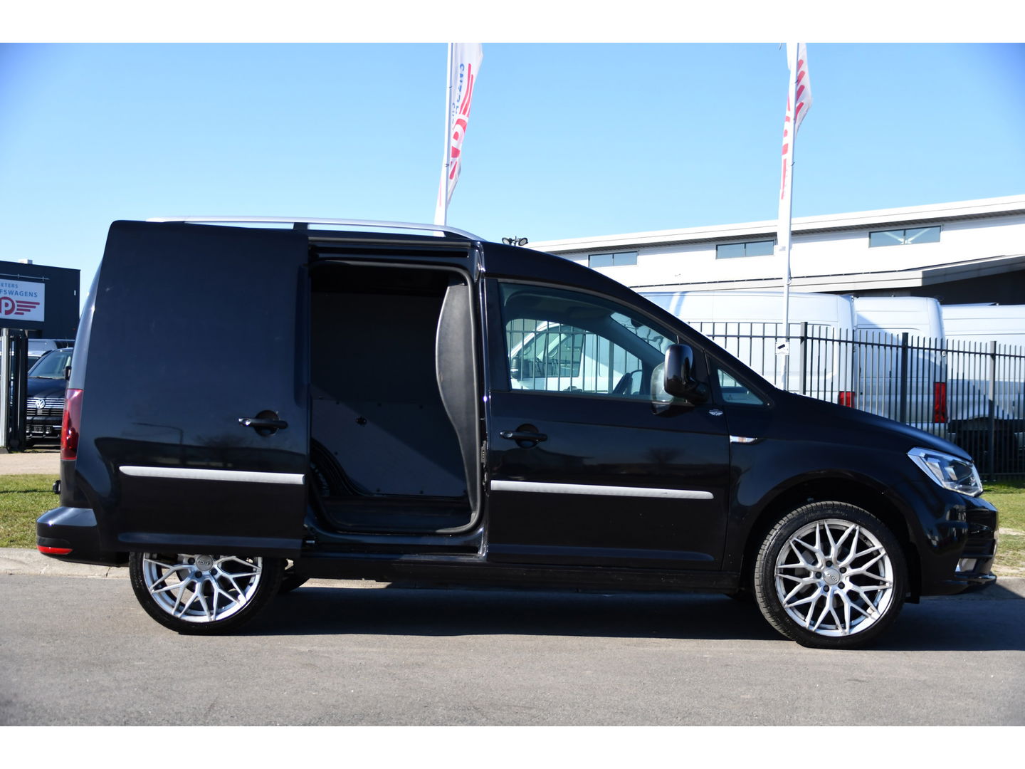 Volkswagen Caddy 2.0 TDI L1H1 Highline Black Edition Adaptieve Cruise, Carplay, 150pk, Automaat, LED, Stoelverwarming, Leder, Multimedia, Voorruit verwarming, Uniek!