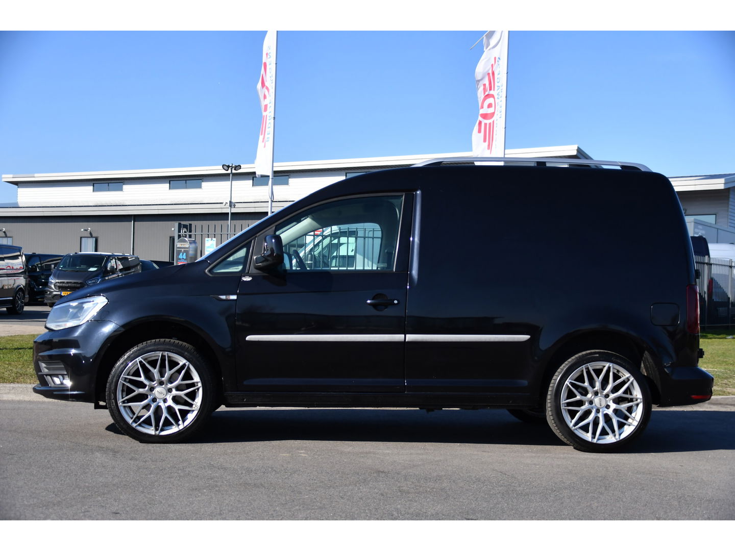 Volkswagen Caddy 2.0 TDI L1H1 Highline Black Edition Adaptieve Cruise, Carplay, 150pk, Automaat, LED, Stoelverwarming, Leder, Multimedia, Voorruit verwarming, Uniek!