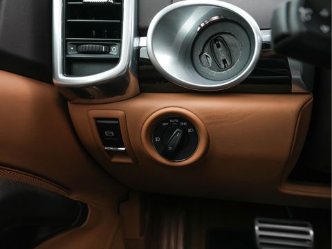 Porsche Cayenne 4.2 D S Aut. *PANO | LEATHER | XENON | MEMORY-PACK | BOSE-SURROUND | NAVI-FULLMAP | CAMERA | AIRSUSPENSION | HEATED/COOLED-COMFORTSEATS | PRIVACYGLASS | SHIFTPADDLES | ECC | PDC | CRUISE | TOWBAR | 2