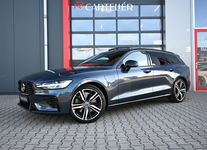 Volvo V60 - 2.0 T6 Recharge AWD R-Design | Pano | Leder | Memory | 360 | Stoelverwarming Voor&Achter | Stoelventilatie | Harmon Kardon | Stuurwielverwarming | Zwenkbare trekhaak | Carplay | Ambient | Led | 19'' | ACC | Lane Assist | Keyless