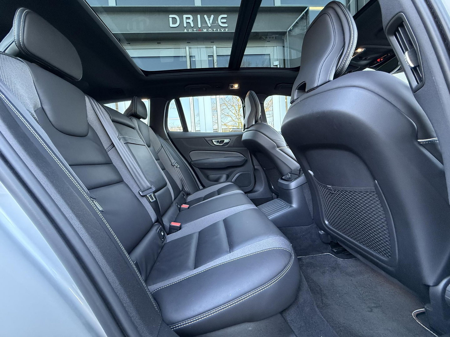 Volvo V60 2.0 T8 Recharge 390PK AWD R-Design |Pano|H/K|360CAM|AutoPilot|Trekhaak