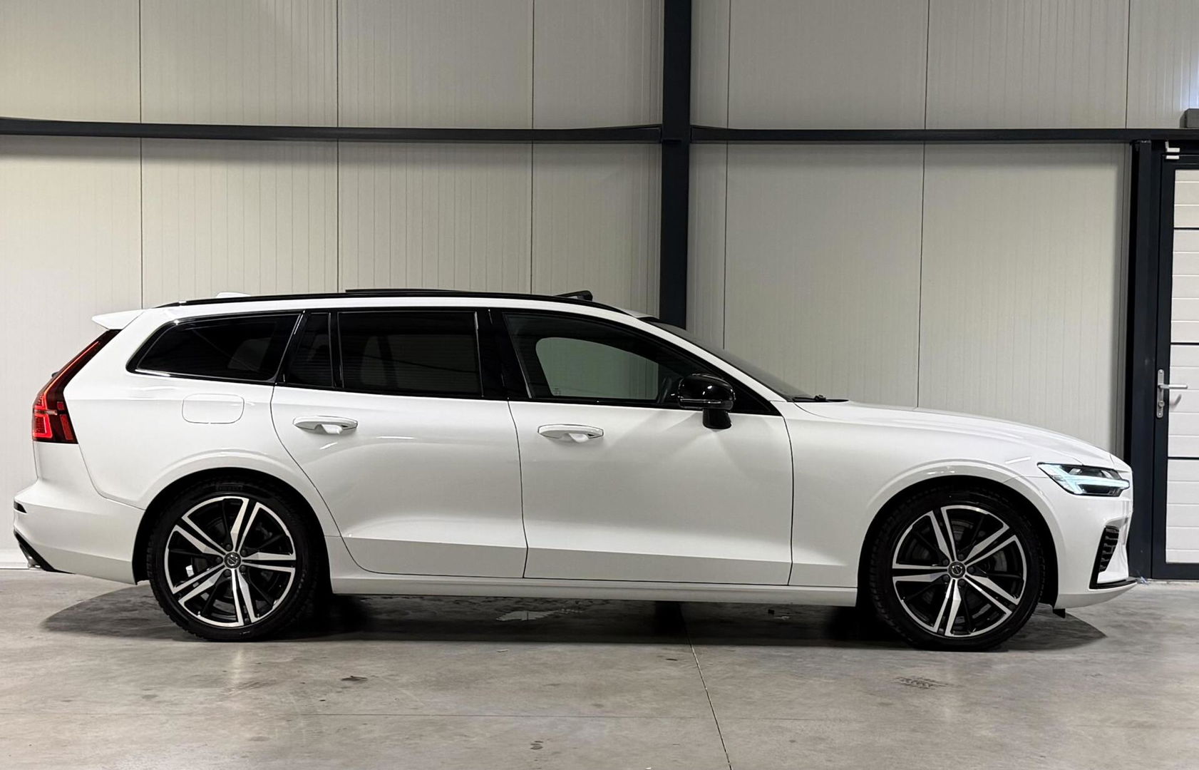 Volvo V60 2.0 T6 Recharge AWD R-Design Pano Leer Camera NAP