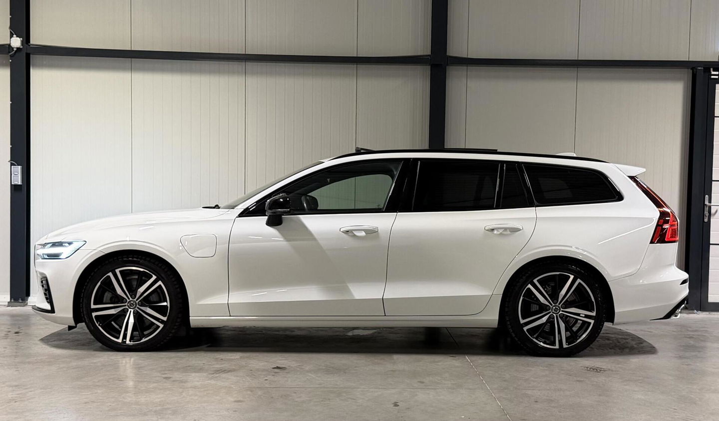 Volvo V60 2.0 T6 Recharge AWD R-Design Pano Leer Camera NAP