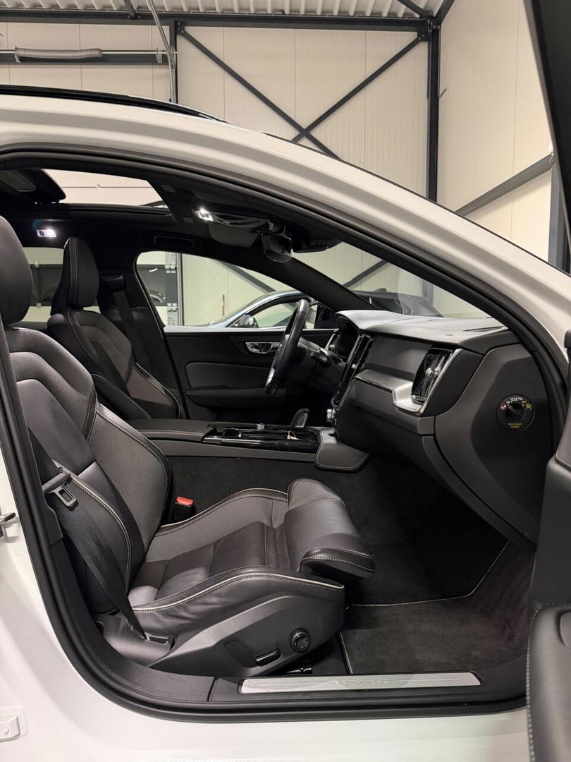 Volvo V60 2.0 T6 Recharge AWD R-Design Pano Leer Camera NAP