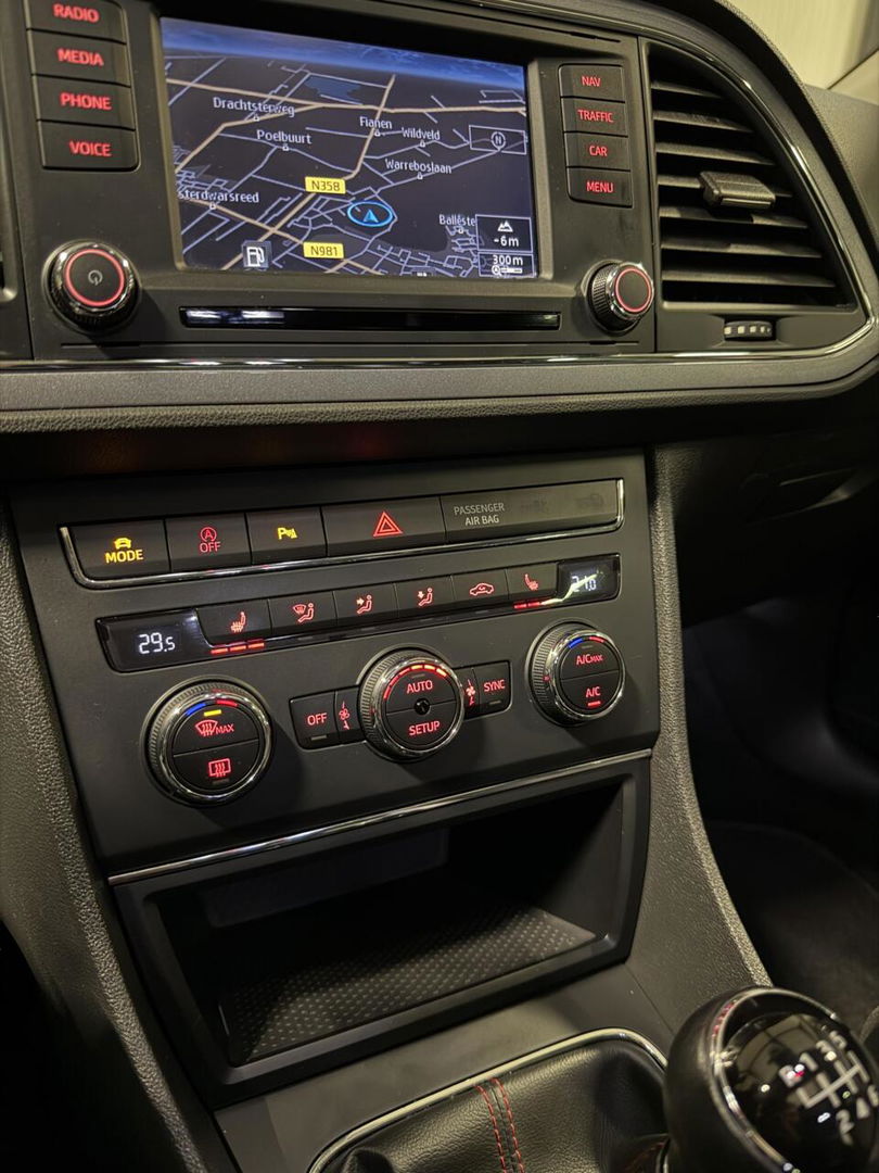 SEAT Leon 1.8 TSI FR 180PK Pano Stoelverwarming Sfeer Cruise