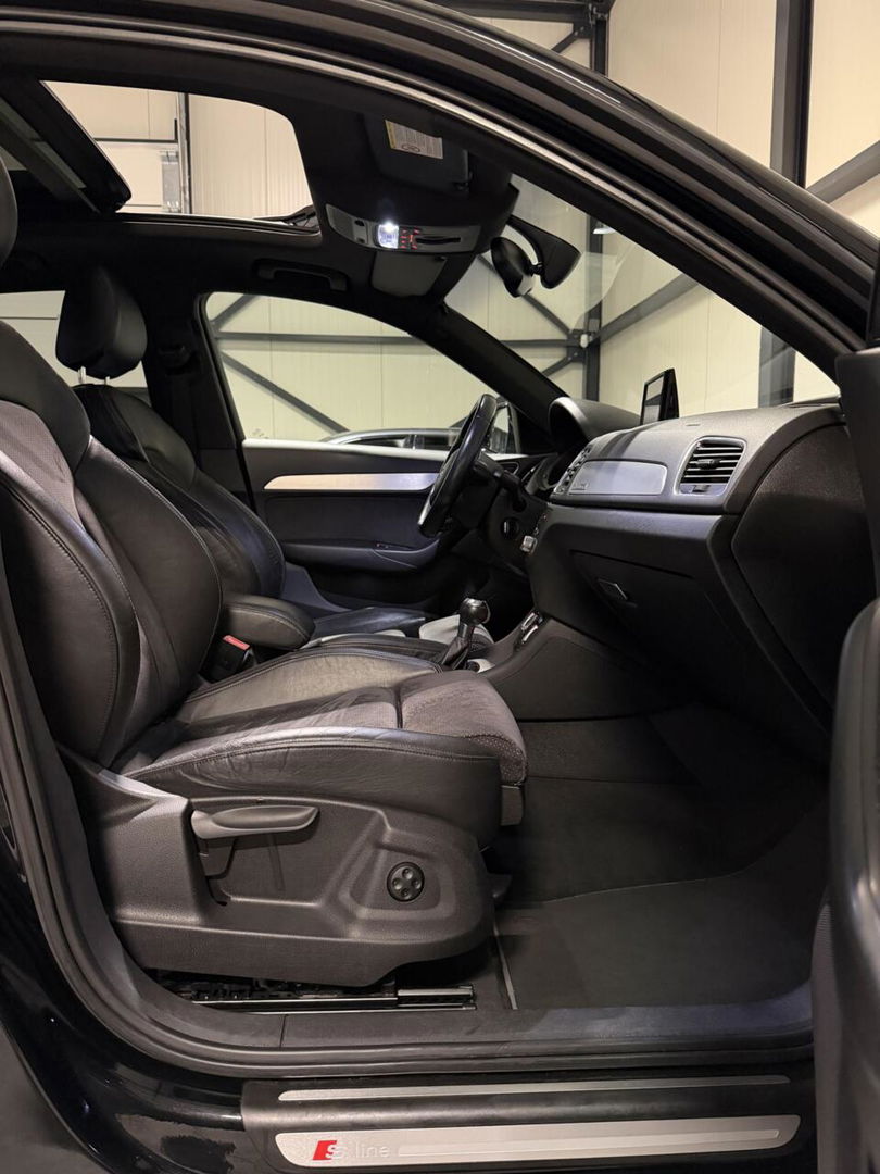 Audi Q3 2.0 TFSI quattro S-line Pano Trekhaak Black edition