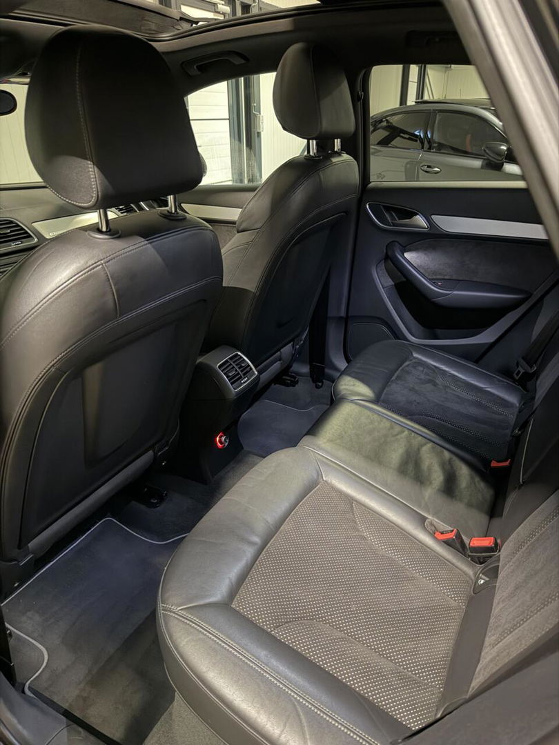 Audi Q3 2.0 TFSI quattro S-line Pano Trekhaak Black edition