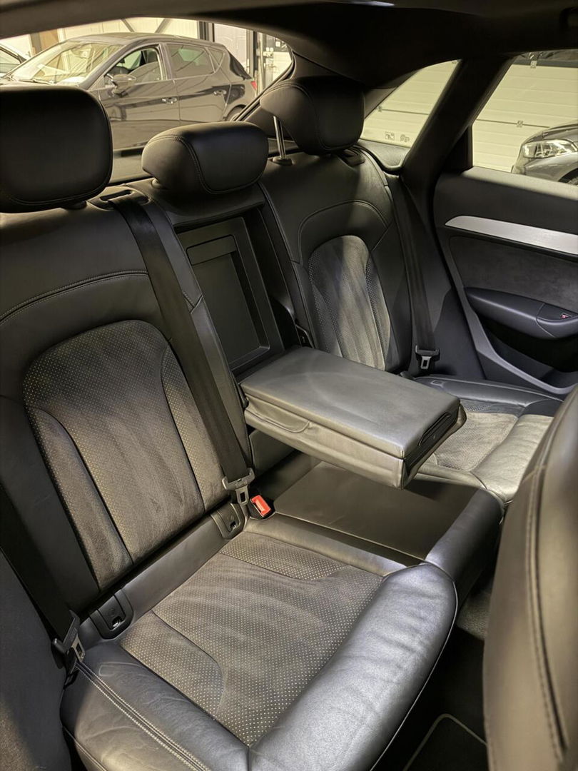 Audi Q3 2.0 TFSI quattro S-line Pano Trekhaak Black edition