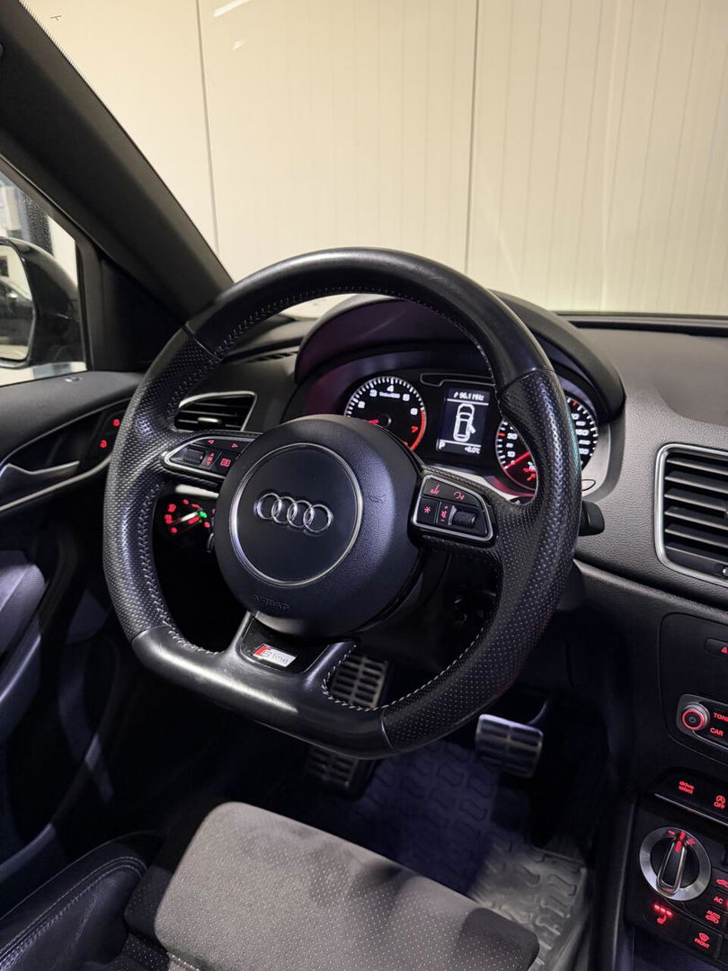 Audi Q3 2.0 TFSI quattro S-line Pano Trekhaak Black edition