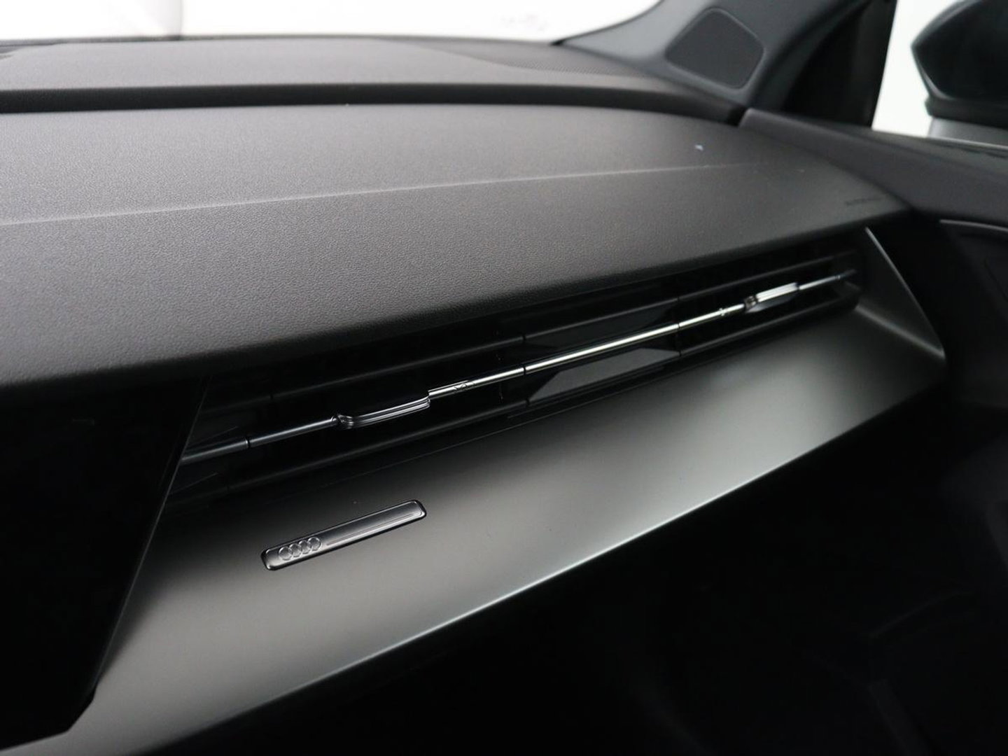 Audi A3 35 TFSI Business edition | Sportstoelen | Carplay | Virtual Cockpit | Park Assist | 18'' | Navigatie | Full LED | Climate control | Bluetooth | Cruise control