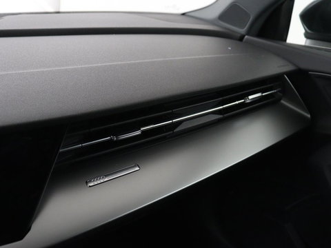 Audi A3 35 TFSI Business edition | Sportstoelen | Carplay | Virtual Cockpit | Park Assist | 18'' | Navigatie | Full LED | Climate control | Bluetooth | Cruise control