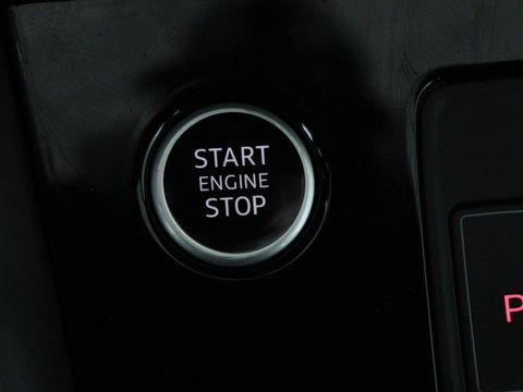 Audi A3 35 TFSI Business edition | Sportstoelen | Carplay | Virtual Cockpit | Park Assist | 18'' | Navigatie | Full LED | Climate control | Bluetooth | Cruise control