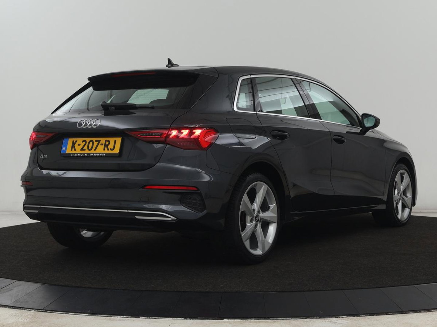 Audi A3 35 TFSI Business edition | Sportstoelen | Carplay | Virtual Cockpit | Park Assist | 18'' | Navigatie | Full LED | Climate control | Bluetooth | Cruise control