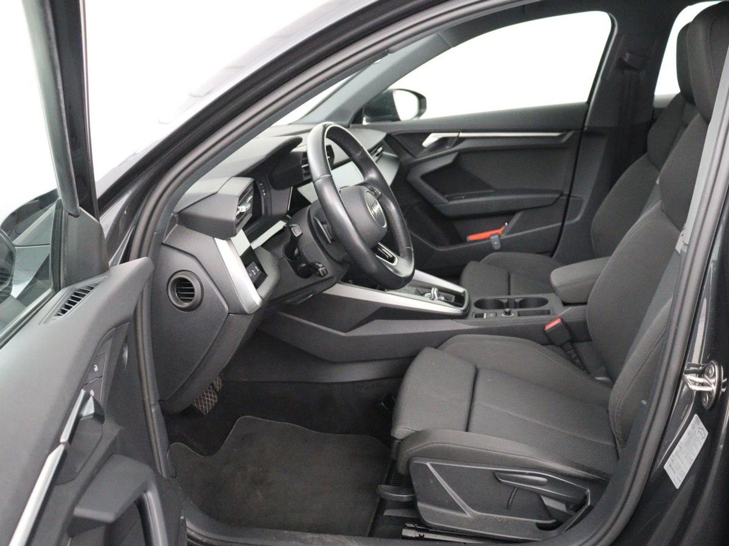 Audi A3 35 TFSI Business edition | Sportstoelen | Carplay | Virtual Cockpit | Park Assist | 18'' | Navigatie | Full LED | Climate control | Bluetooth | Cruise control