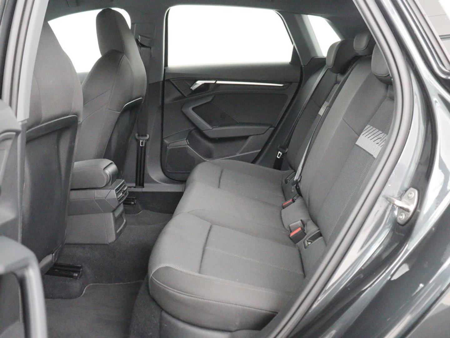 Audi A3 35 TFSI Business edition | Sportstoelen | Carplay | Virtual Cockpit | Park Assist | 18'' | Navigatie | Full LED | Climate control | Bluetooth | Cruise control