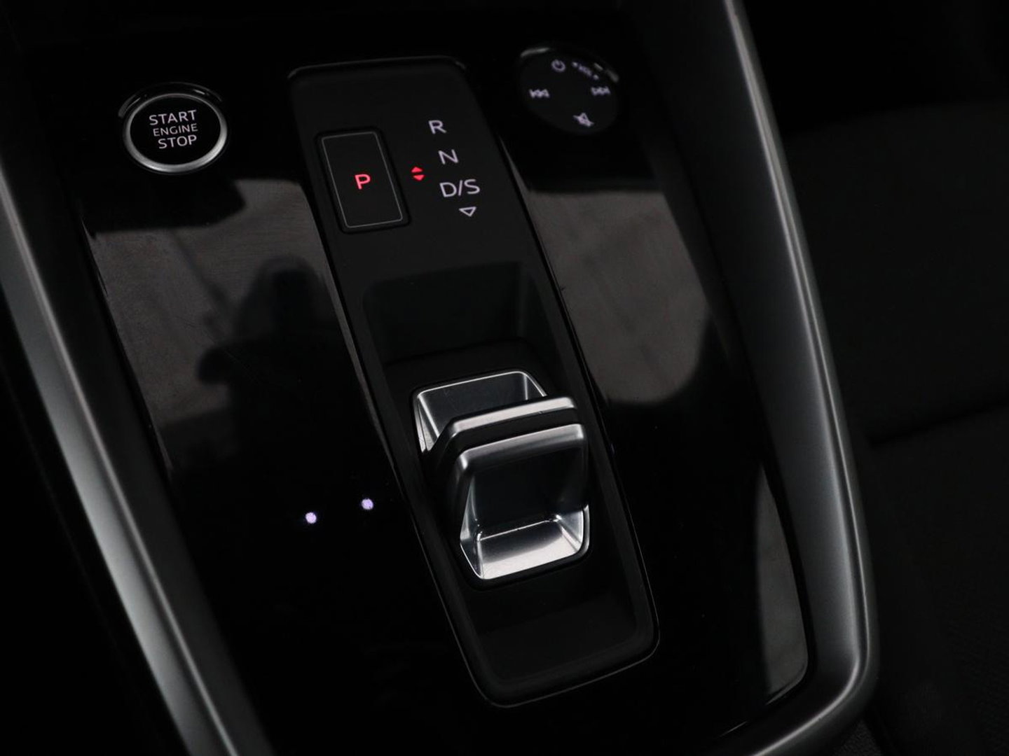 Audi A3 35 TFSI Business edition | Sportstoelen | Carplay | Virtual Cockpit | Park Assist | 18'' | Navigatie | Full LED | Climate control | Bluetooth | Cruise control