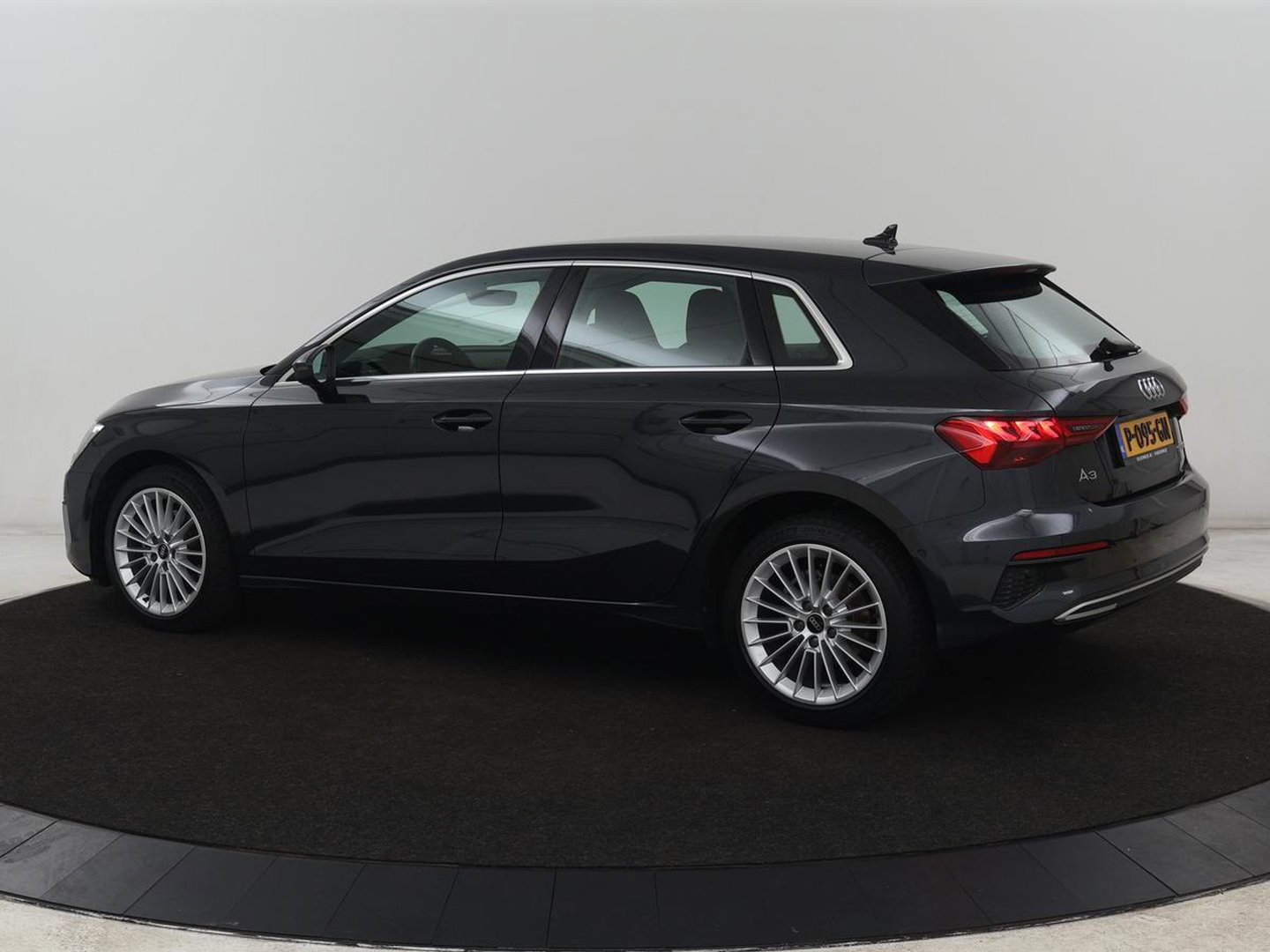 Audi A3 30 TFSI Advanced edition | Sportstoelen | Carplay | Virtual Cockpit | Park Assist | Full LED | Navigatie | Climate control | Bluetooth | 17'' | Cruise control