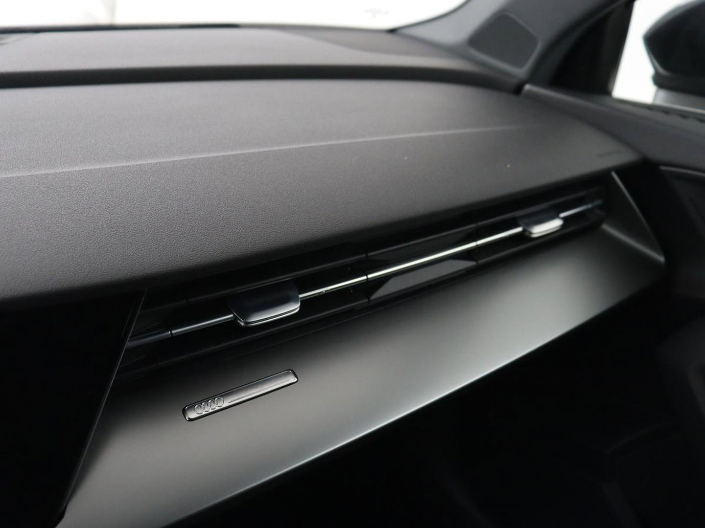 Audi A3 30 TFSI Advanced edition | Sportstoelen | Carplay | Virtual Cockpit | Park Assist | Full LED | Navigatie | Climate control | Bluetooth | 17'' | Cruise control