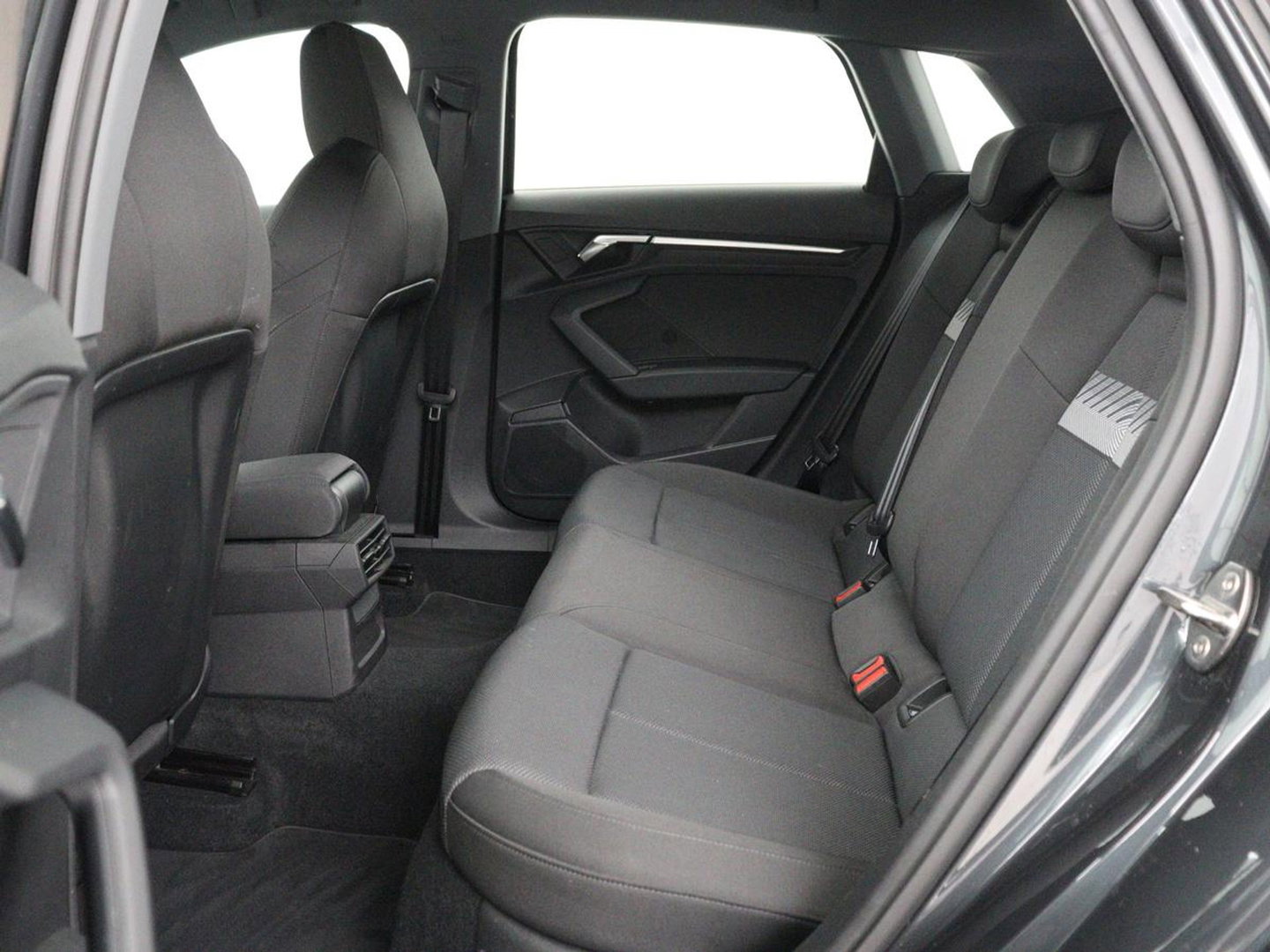 Audi A3 30 TFSI Advanced edition | Sportstoelen | Carplay | Virtual Cockpit | Park Assist | Full LED | Navigatie | Climate control | Bluetooth | 17'' | Cruise control