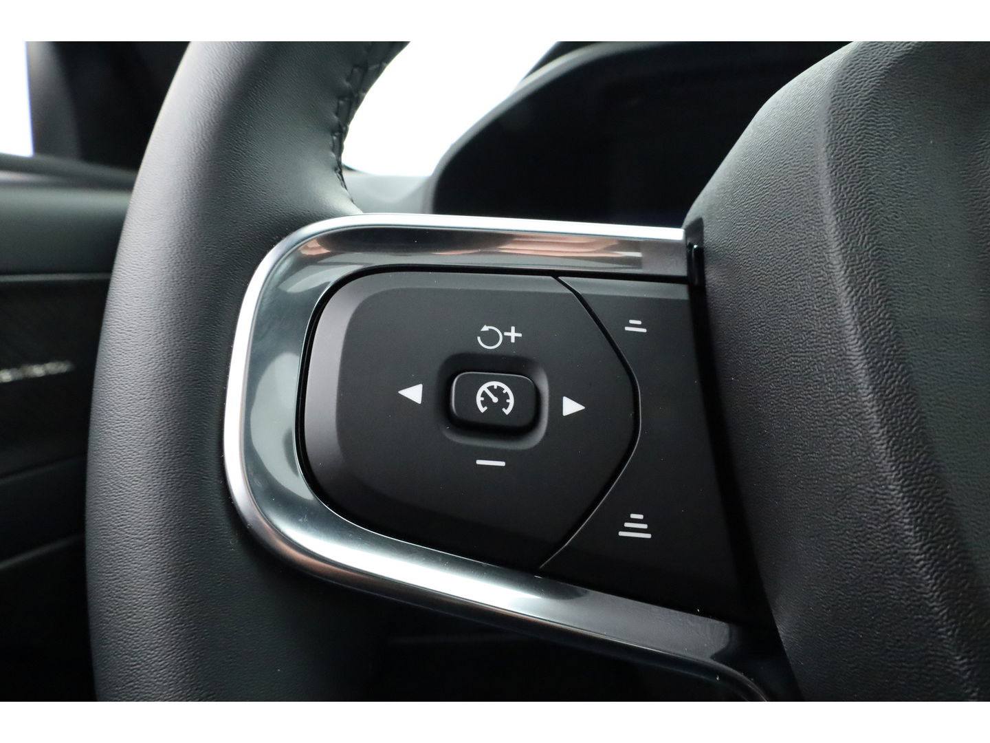 Volvo XC40 2.0 B3 Ultra Black Edition | Pano | Harman Kardon | 360cam | Memory | Stoel-Stuurverw. | Adapt. Cruise | Keyless