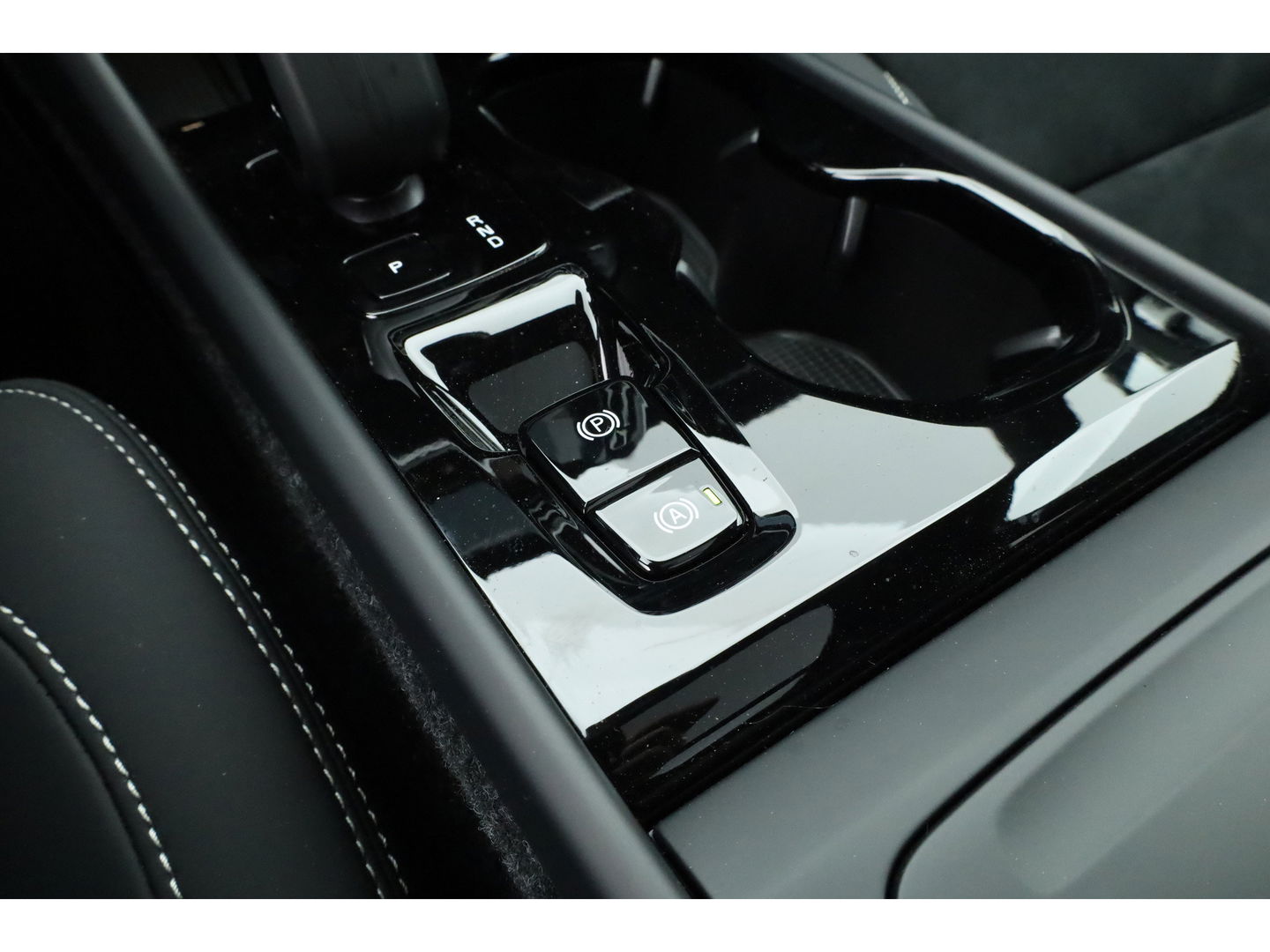 Volvo XC40 2.0 B3 Ultra Black Edition | Pano | Harman Kardon | 360cam | Memory | Stoel-Stuurverw. | Adapt. Cruise | Keyless