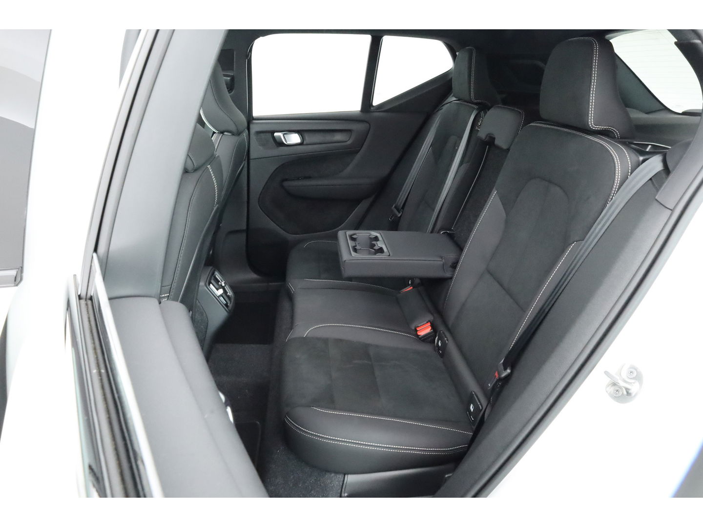 Volvo XC40 2.0 B3 Ultra Black Edition | Pano | Harman Kardon | 360cam | Memory | Stoel-Stuurverw. | Adapt. Cruise | Keyless