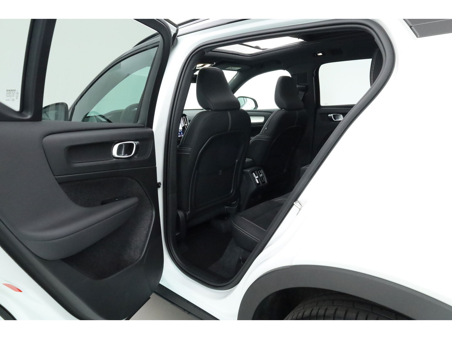 Volvo XC40 2.0 B3 Ultra Black Edition | Pano | Harman Kardon | 360cam | Memory | Stoel-Stuurverw. | Adapt. Cruise | Keyless