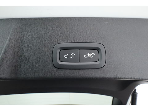 Volvo XC40 2.0 B3 Ultra Black Edition | Pano | Harman Kardon | 360cam | Memory | Stoel-Stuurverw. | Adapt. Cruise | Keyless