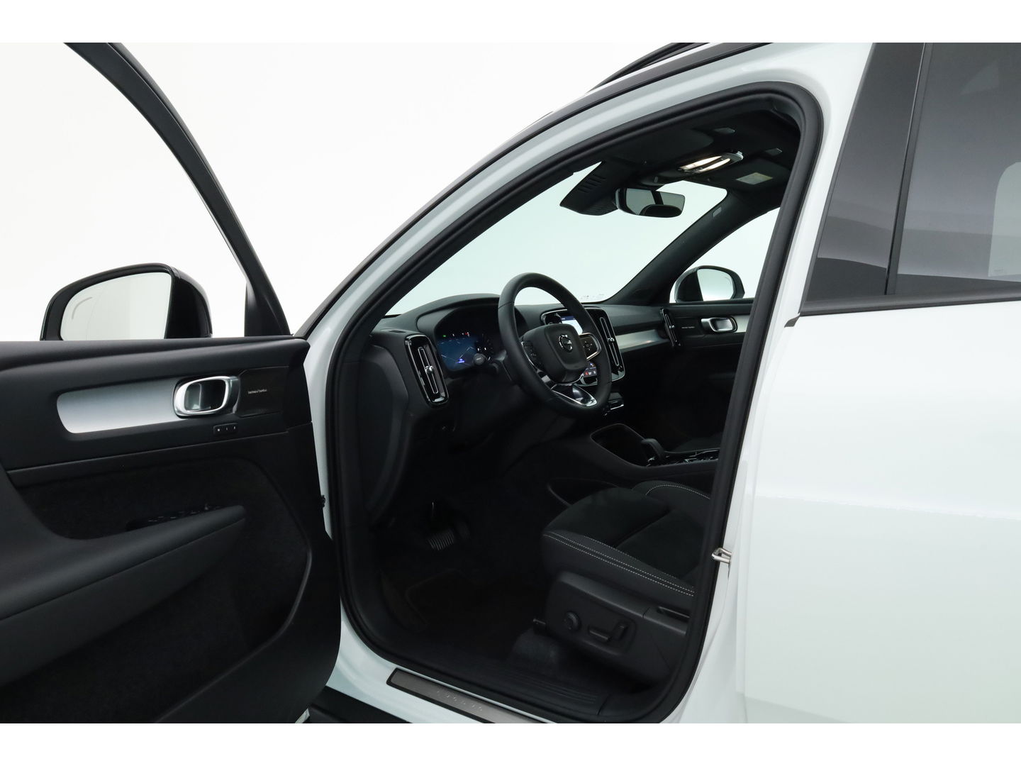 Volvo XC40 2.0 B3 Ultra Black Edition | Pano | Harman Kardon | 360cam | Memory | Stoel-Stuurverw. | Adapt. Cruise | Keyless