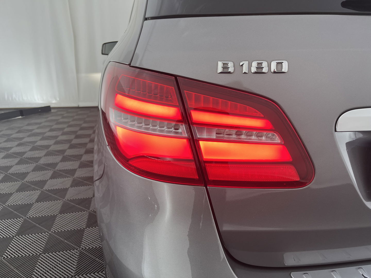 Mercedes-Benz B-Klasse 180 Ambition AMG-Sportpack Aut. *LEATHER-MICROFIBRE | FULL-LED | HEATED-SPORTSEATS | NAVI-FULLMAP | SHIFTPADDLES | PRIVACYGLASS | ECC | PDC | CRUISE | TOWBAR | CARBON-INLAY | KEYLESS | 18''ALU *